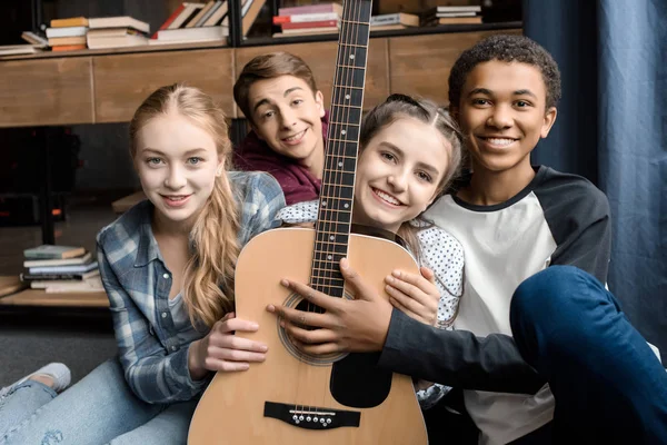 Adolescentes segurando guitarra — Fotografia de Stock