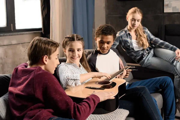 Teenagers playing acustic guitar — Stock Photo