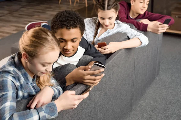 Teenagers using smartphones — Stock Photo