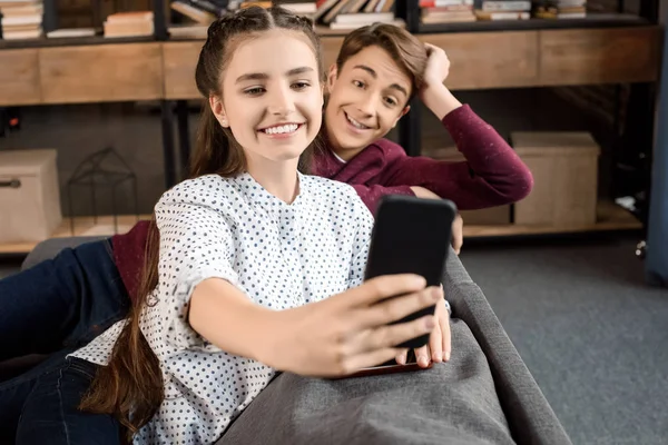 Pareja tomando selfie en smartphone - foto de stock