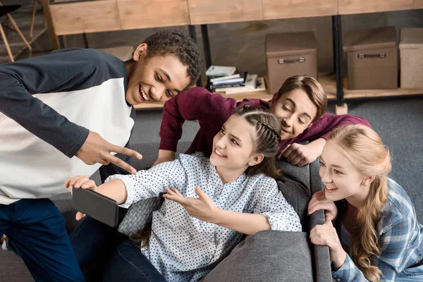 Teenagers taking selfie on smartphone — Stock Photo