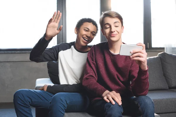 Deux adolescents faisant un appel vidéo — Photo de stock