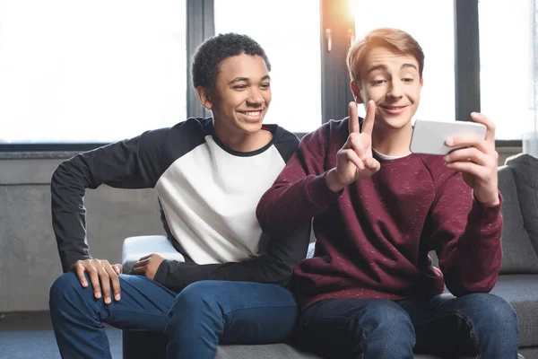 Two teenagers taking selfie — Stock Photo