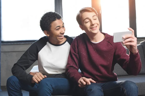 Dois adolescentes fazendo chamada de vídeo — Fotografia de Stock