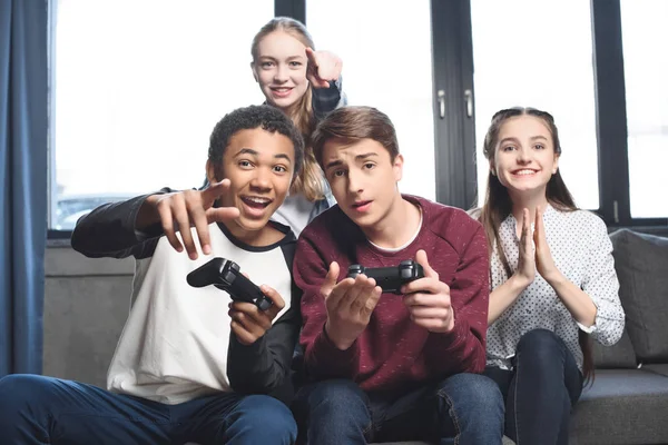 Adolescentes multiculturais com joysticks — Fotografia de Stock