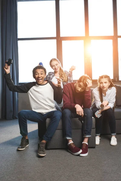 Adolescentes multiculturais com joysticks — Fotografia de Stock