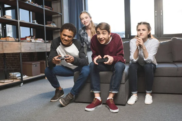 Adolescentes multiculturais com joysticks — Fotografia de Stock