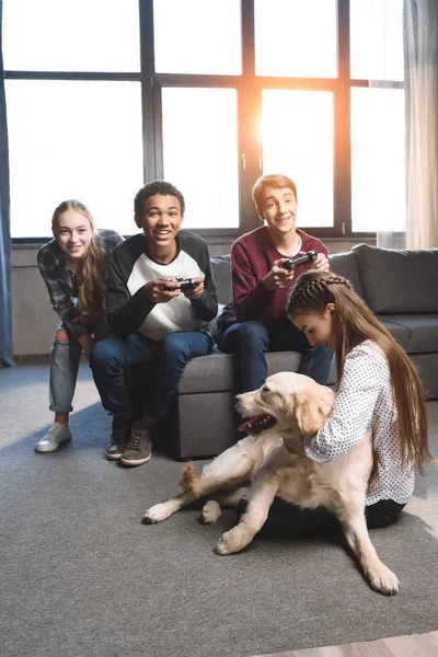 Adolescentes multiculturales con joysticks - foto de stock