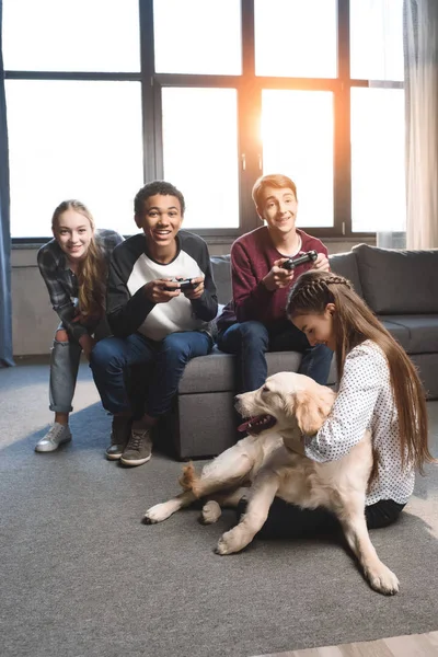 Adolescents multiculturels avec joysticks — Photo de stock