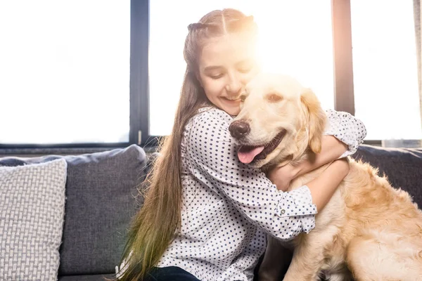 Menina abraçando cão — Fotografia de Stock