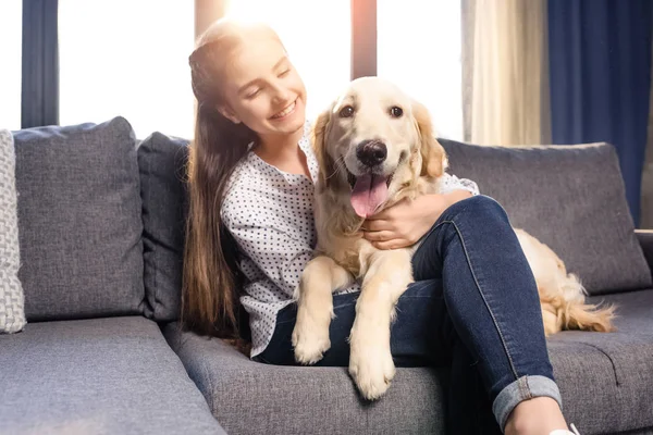 Fille étreinte chien — Photo de stock