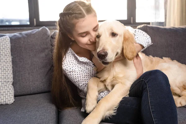 Menina abraçando cão — Fotografia de Stock