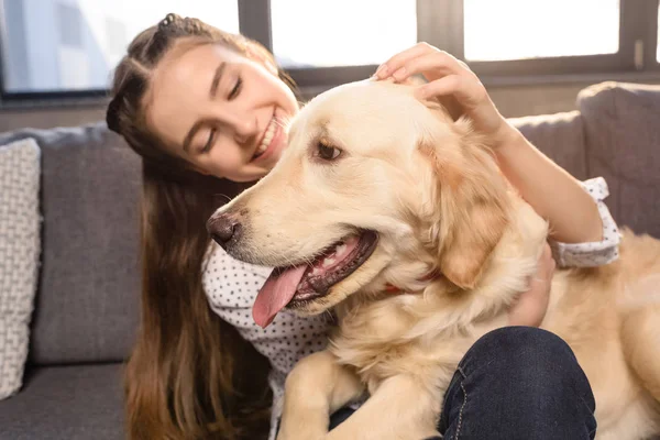 Fille étreinte chien — Photo de stock