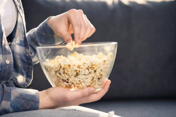 Person eating popcorn — Stock Photo