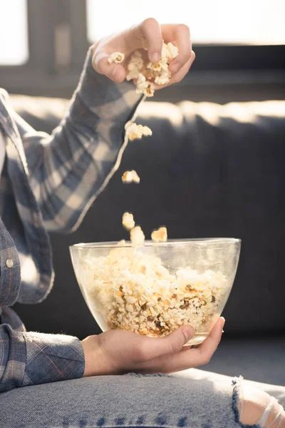 Person eating popcorn — Stock Photo