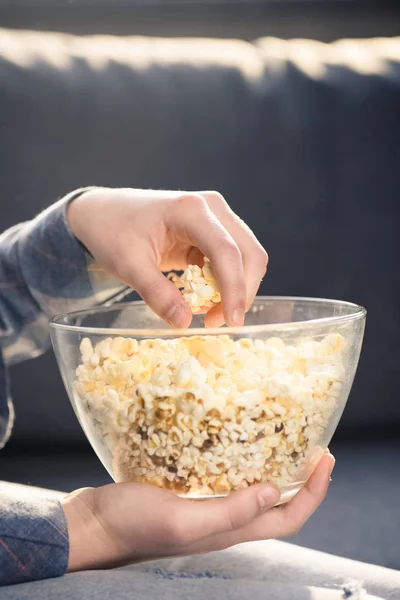 Person isst Popcorn — Stockfoto