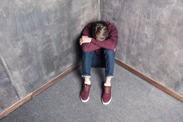 Deprimido adolescente chico - foto de stock