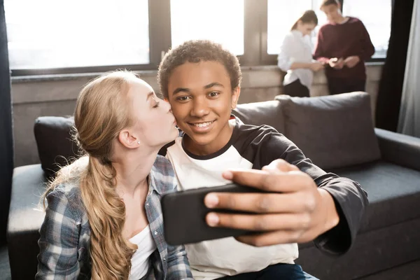 Pareja adolescente tomando selfie - foto de stock