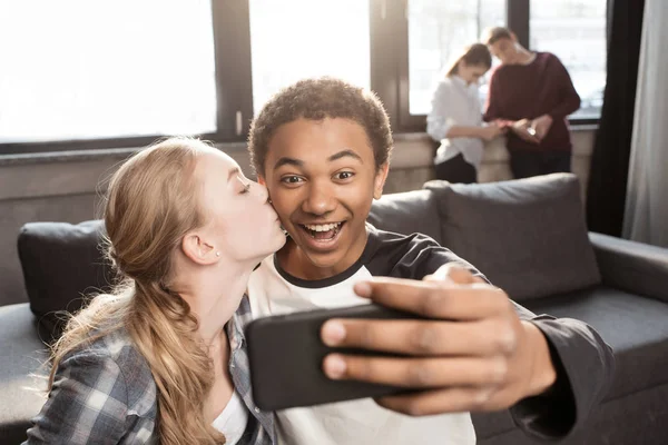 Pareja adolescente tomando selfie - foto de stock