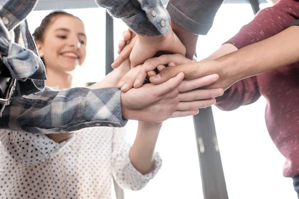 Teenagers gesturing together — Stock Photo