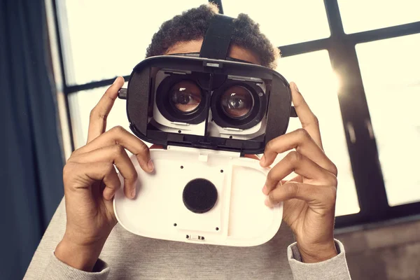 Junge im Virtual-Reality-Headset — Stockfoto