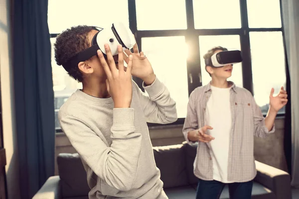 Meninos em fones de ouvido de realidade virtual — Fotografia de Stock