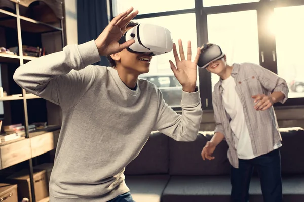 Jungen in Virtual-Reality-Headsets — Stockfoto