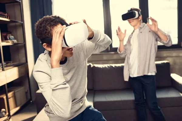 Meninos em fones de ouvido de realidade virtual — Fotografia de Stock