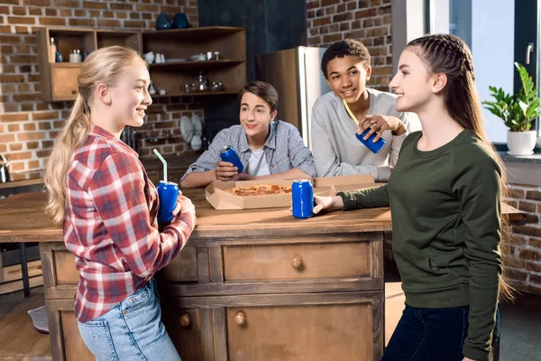 Friends spending time together — Stock Photo