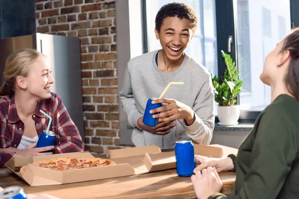 Friends spending time together — Stock Photo