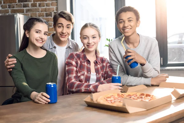 Amigos pasando tiempo juntos - foto de stock