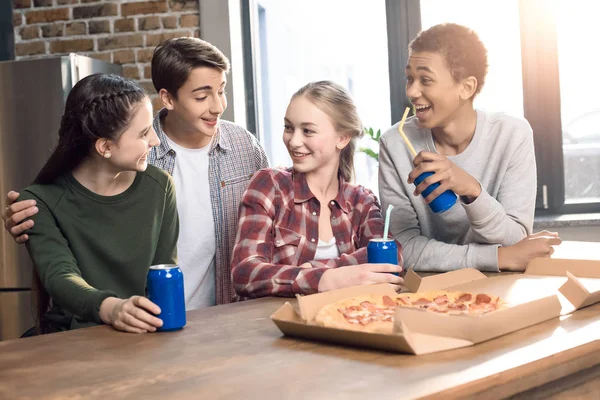 Freunde verbringen Zeit miteinander — Stockfoto