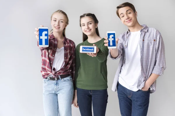 Teenage friends with smartphones — Stock Photo