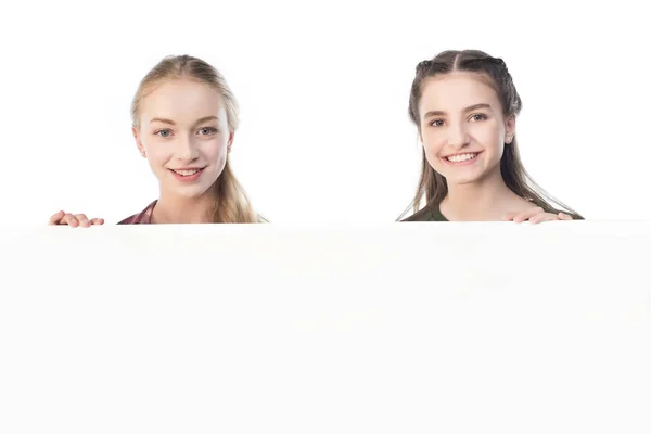 Chicas adolescentes con pancarta - foto de stock