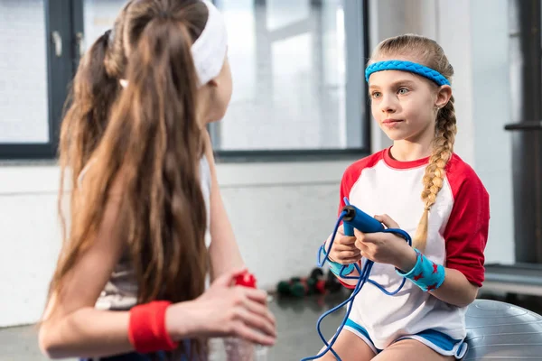 Kleine Mädchen in Sportbekleidung im Fitnessstudio — Stockfoto