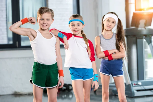 Діти в спортивному одязі позують у фітнес-студії — стокове фото