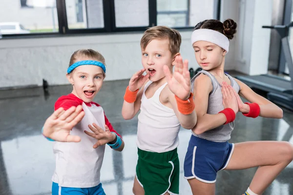 Niños activos en ropa deportiva - foto de stock