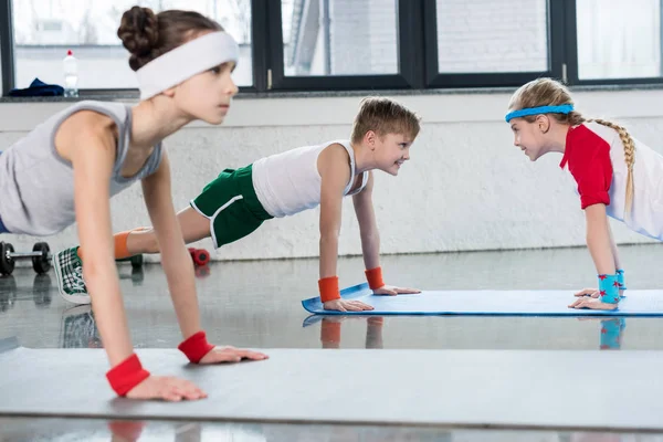 Niños activos en ropa deportiva - foto de stock