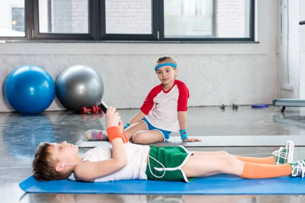 Boy and girl in gym — Stock Photo