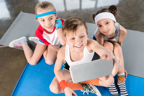 Niños tomando selfie - foto de stock