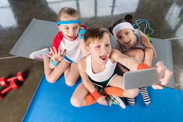 Enfants prenant selfie — Photo de stock