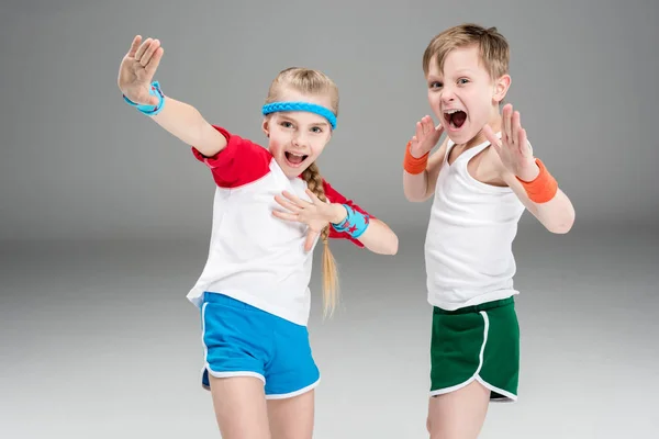 Мальчик и девочка в спортивной одежде — стоковое фото