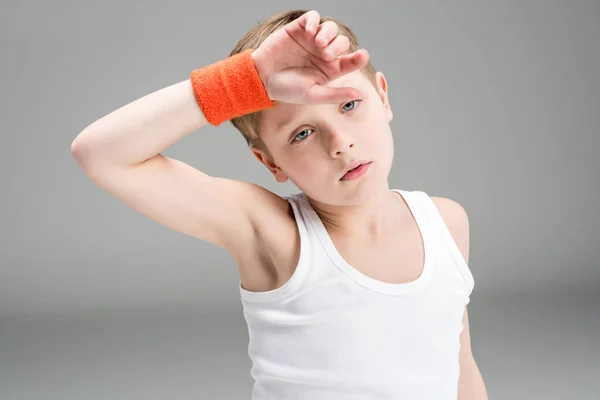 Kleiner Junge in Sportkleidung — Stockfoto