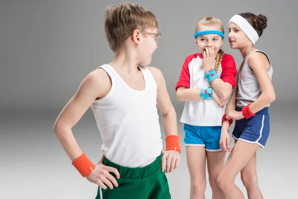 Enfants actifs en vêtements de sport — Photo de stock