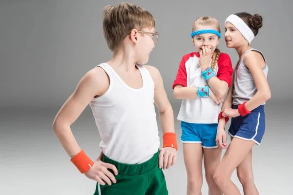 Niños activos en ropa deportiva - foto de stock