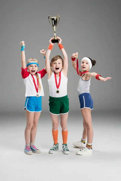 Bambini piccoli con premi — Foto stock