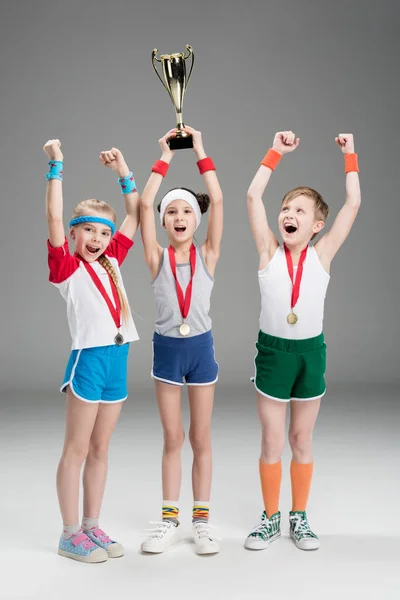 Niños pequeños con premios - foto de stock