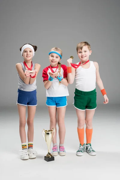 Niños pequeños con premios - foto de stock