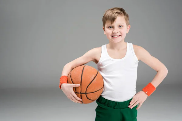 Активный мальчик с баскетбольным мячом — стоковое фото
