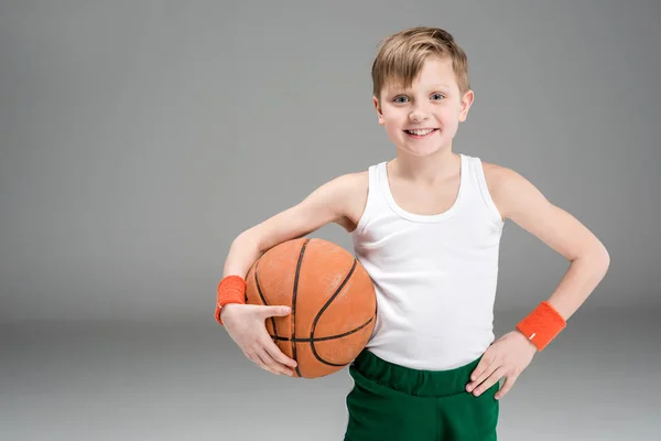 Chico activo con pelota de baloncesto - foto de stock